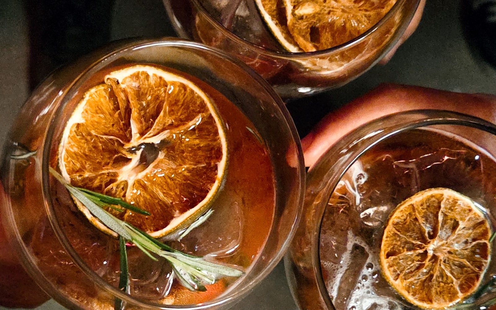 Cocktails levés pour trinquer en soirée, sans visage identifiable