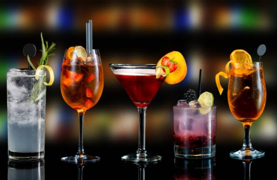 Cocktails colorés alignés sur un comptoir