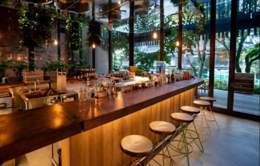 Bar en bois chaleureux ouvert sur la verdure