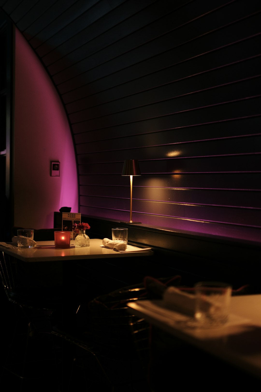Bar lounge aux lumières d’ambiance violettes, sans visage